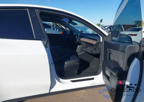 2022 Tesla Model Y Long Range Dual Motor All-Wheel Drive z USA, uszkodzony, nr VIN 7SAYGDEE6NF313818